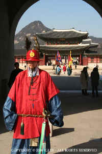 Kyongbok_palace2.JPG (67900 bytes)