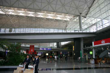 HKairport5.JPG (139987 bytes)