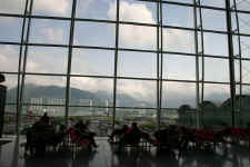 HKairport4.JPG (111769 bytes)