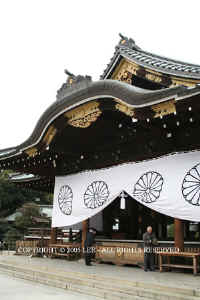 Yasukuni_shrine_Tokyo.JPG (55499 bytes)